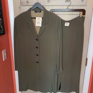 Gorgeous suit Never worn! Suit